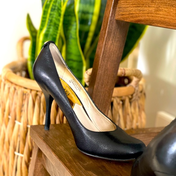 Michael Kors black leather heels. - Picture 3 of 6